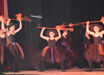 Baletna scena u Jaski očarava publiku: Od Orašara do Cabareta, balerine plešu sve!