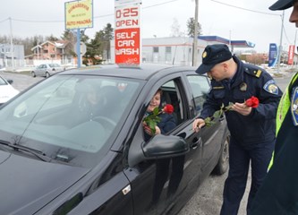 Dan žena: Policija vozačicama darovala ruže
