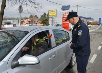 Dan žena: Policija vozačicama darovala ruže
