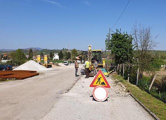 FOTO: U tijeku radovi na uređenju parkirališta u Krašiću