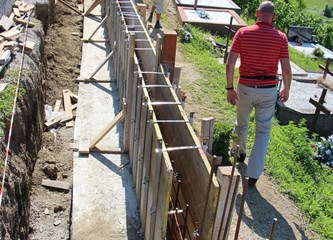 Izgradnja stepenica i potpornih zidova na mjesnom groblju Pavlovčani