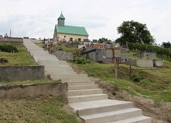 Nove stepenice i potporni zidovi na mjesnom groblju Pavlovčani