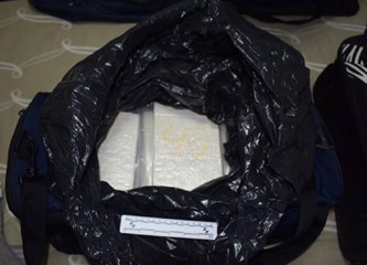 [FOTO] U zemlji pronašli zakopano „blago“: Policija na dvije lokacije iskopala 100 kilograma visokokvalitetnog kokaina