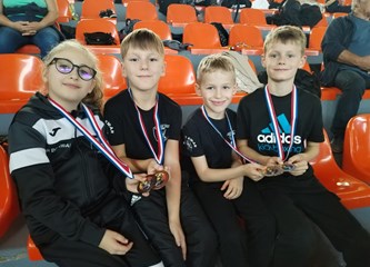 Jastrebovi briljirali na jakom međunarodnom kickboxing turniru u Kutini: Lovro Žamarija i Maša Širanović dobili priznanja za najbolje borce