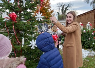 Tradicija se nastavlja: Mali Svetojanci okitili bor na Gorici, pa ih posjetio Sveti Nikola