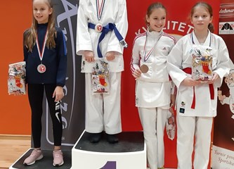 15. KUP SV. NIKOLA: Dva zlata i šest bronci za Karate Klub Jastreb