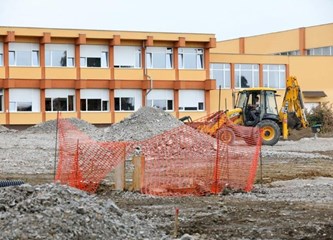 Župan obišao radove na parkiralištu OŠ Ljubo Babić i pozvao Grad da se uključi u sufinanciranje nove škole
