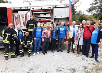 FOTO: Vatrogasci se družili s umirovljenicima