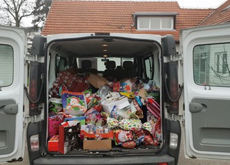 Klinčaselski humanitarci napunili kombi poklonima i obradovali djecu s teškoćama u Velikoj Gorici