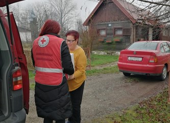 Povodom Božića Crveni križ podijelio pakete pomoći potrebitima