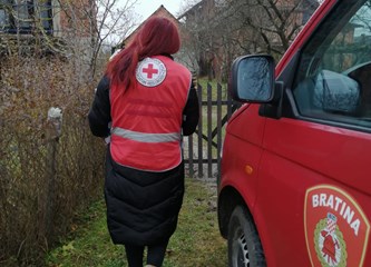 Povodom Božića Crveni križ podijelio pakete pomoći potrebitima