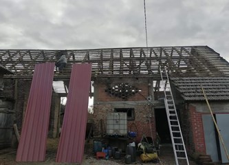 FOTO: Brojni naši sugrađani pomažu na stradalim područjima: Heroina Sanela popravlja krovove!