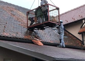 FOTO: Brojni naši sugrađani pomažu na stradalim područjima: Heroina Sanela popravlja krovove!