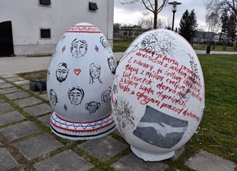FOTO: Pisanice mladih jaskanskih umjetnika krase grad povodom Uskrsa