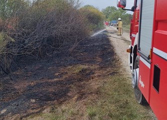 FOTO Požari trave i raslinja ne štede vatrogasce: Gorjelo u Ivančićima, Donjoj Reki, Pisarovini...