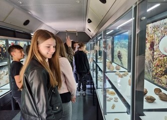 Jaskanskim školarcima stigla edukativna izložba o blagu jadranskog podmorja smještena u autobusu!