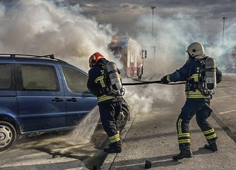 FOTO: Na odmorištu Donji Desinec izgorio automobil