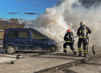 FOTO: Na odmorištu Donji Desinec izgorio automobil