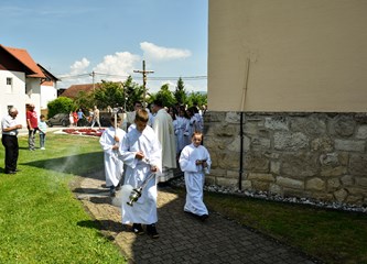 Nadbiskup Kutleša podijelio sakrament potvrde krašićkim krizmanicima