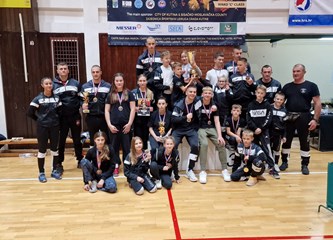 Jastrebovi briljirali na jakom međunarodnom kickboxing turniru u Kutini: Lovro Žamarija i Maša Širanović dobili priznanja za najbolje borce