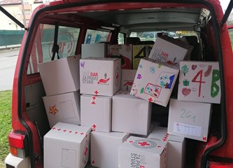 FOTO Kakva akcija! Crveni križ s jaskanskim školarcima i vrtićancima prikupio 150 paketa i poklona za potrebite