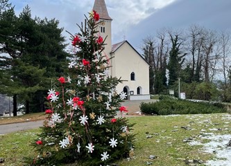 Tradicija se nastavlja: Mali Svetojanci okitili bor na Gorici, pa ih posjetio Sveti Nikola