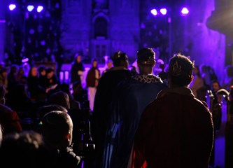 Božićni program "Hote o ljudi sim" ispred oltara svetog Nikole