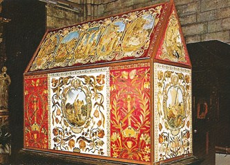 Na Veliki petak u Zagrebačku katedralu stavlja se Božji grob, dao ga je izraditi biskup Petar Petretić u tehnici reljefnoga zlatoveza na svili